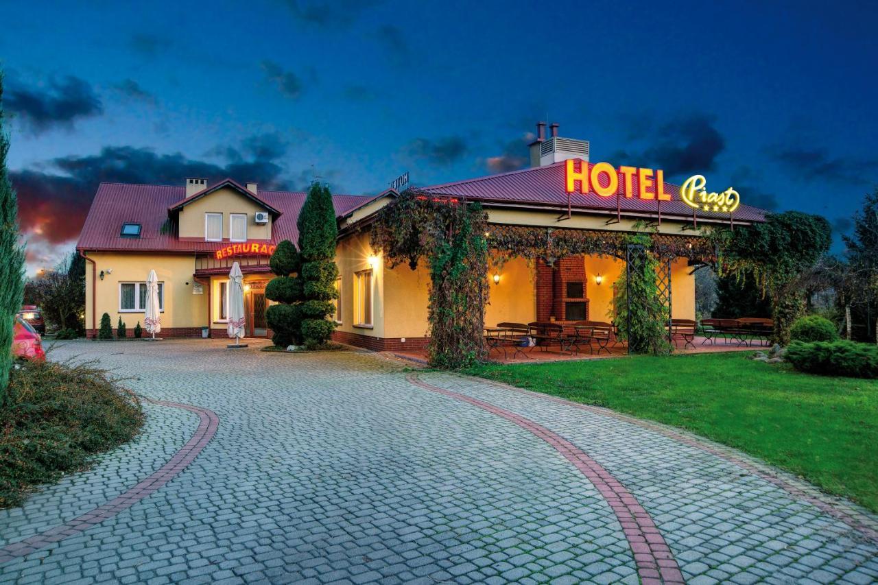 Hotel "Piast" Tuczempy Exterior foto